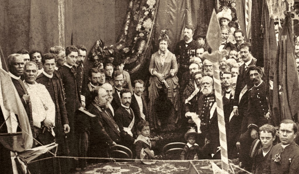 A realeza brasileira, com a Princesa Isabel ao centro, durante missa campal celebrando a abolição da escravatura, em 17 de maio de 1888..jpg