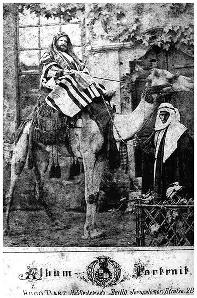 D. Pedro II montado em camelo em sua 1° viagem ao Egito ( 1871 )..jpg
